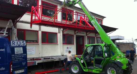 Merlo Teleskopstapler bringt neuen Balkon an